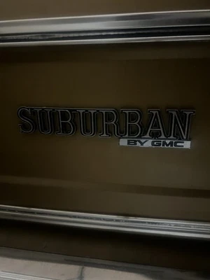 Emblema Suburban by GMC 1973-74 Foto 1 de 4