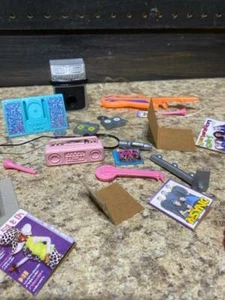 Mattel Barbie Accesorios Música Boombox Guitarra Instrumentos Revistas - Imagen 1 de 4