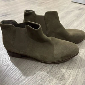 Clarks Women’s Sz 10 Trish Chelsea Dark Olive Suede Boots Shoes Ultimate Comfort - Picture 1 of 9
