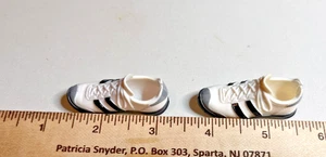 Vintage männliche Ken Puppe oder Plattfüße Turnschuhe Adidas Typ Schuhe. Please rot - Bild 1 von 6