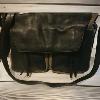 Bolso de Mano Kooba Mujeres Cuero Negro y Lona Caqui Bolsillos Exteriores Grandes Borlas Foto 1 de 4