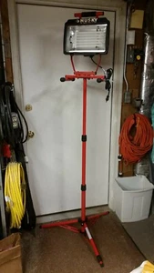 HUSKY 65W CFL FLUORESCENT WORK LIGHT WITH TRIPOD & SPARE BULB - Picture 1 of 7