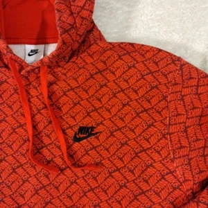 NIKE SUDADERA CON CAPUCHA PARA HOMBRE L SPORT ESSENTIALS ESTAMPADO POR TODAS PARTES DE COLECCIÓN Y2K MINI Y2K SPELLOUT - Imagen 1 de 18