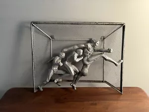 Vintage MCM brutalistischer Fußballspieler Metallskulptur Wandkunst Mitte des Jahrhunderts - Bild 1 von 7