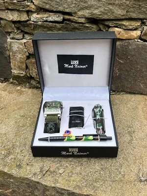 Mark Naimer NUEVO EN CAJA “Camuflaje” Juego de Regalo de 4 Reloj/Brújula Cuchillo Utilitario Encendedor y Pluma Foto 1 de 4