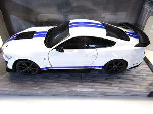 Solido Die-cast 1:18 Scale Model Shelby GT500 (Ford Mustang) White / Blue - Picture 1 of 12