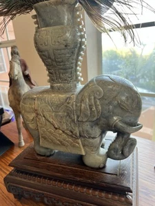 Chinesischer handgeschnitzter Nephrit Jade Elefant mit Vase auf Rückseite (Frieden ist gekommen) - Bild 1 von 12