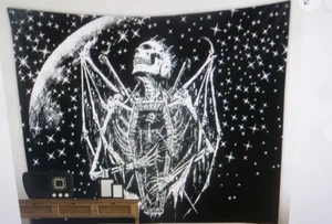 Tessuto bianco e nero con scheletro alato contro cielo stellato con luna, grande - Foto 1 di 6