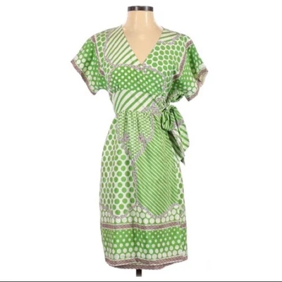Vestido envolvente Tibi verde seda manga corta cuello en V mujer 2 lunares esposa comercial Foto 1 de 4