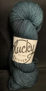 Plucky Knitter HILO Primo Fingerling “HATS OFF” 75/20/5 Merino Cashmere 385yd - Imagen 1 de 3