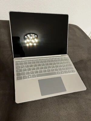 Microsoft Surface Laptop Go • 10th Gen i5 Prozessor • 128 GB • 8 GB RAM Platinum - Bild 1 von 4
