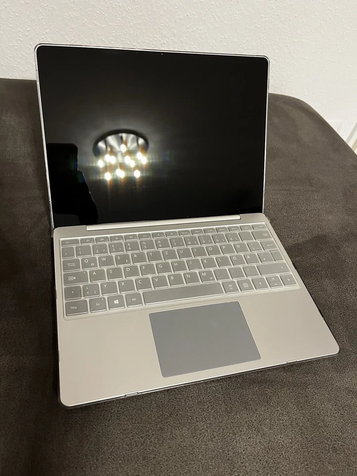 Microsoft Surface Laptop Go • 10th Gen i5 Prozessor • 128 GB • 8 GB RAM Platinum - Bild 1 von 4