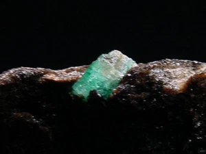 Smaragd Kristall Stufe 45 mm - Habachtal, Österreich (3058t) - Bild 1 von 1