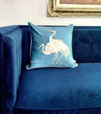 Almohada Decorativa Material Satinado Bordado Diseño Pájaro Grand Millennial  Foto 1 de 4