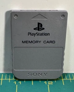 Scheda di memoria grigia ufficiale Sony PlayStation (PS1) SCPH-1020 testata e formattata - Foto 1 di 3