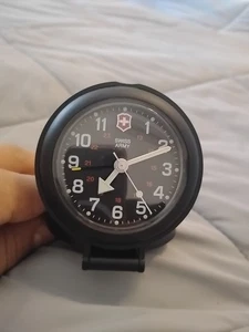 Reloj despertador de viaje Victorinox Swiss Army esfera negra - Imagen 1 de 5
