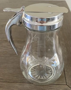 Jarra de vidrio grabada Mid Century dispensador deslizante corte por goteo tapa cromada 9,5" - Imagen 1 de 7