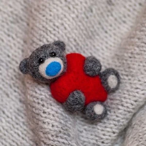 Handmade Wool Bear Brooch with Heart – Christmas & New Year Gift – Felt Pin - Picture 1 of 5