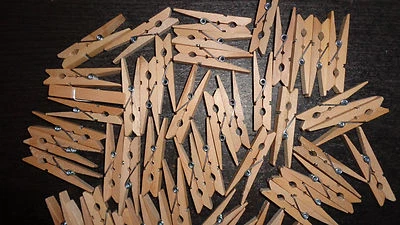 50 Mini Holzklammern kleinste Wäscheklammern Holz-Klammern 2,5cm Holzklammern X - Bild 1 von 2