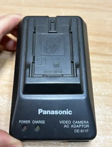 Panasonic CamCordoner Chargeur de batterie DE-811F Chargeur 8.4V-1.2A 7.9V=1.4A - Zdjęcie 1 z 5