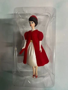 HALLMARK RECUERDO 1996 BARBIE SILKEN LLAMA ORNAMENTO COLECCIONISTA SERIE NOTA - Imagen 1 de 3