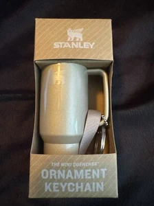 Stanley Mini Quencher Ornamento Portachiavi Edizione Limitata Tan NUOVO DI ZECCA - Foto 1 di 2