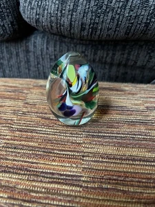 "Pisapapeles con forma de huevo soplado a mano firmado James Hayes '02 arco iris remolino 2,25"" de colección" - Imagen 1 de 7