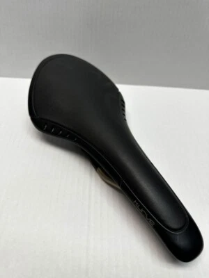 FIZIK KURVE ARIONE SNAKE SADDLE BLACK - Image 1 of 4