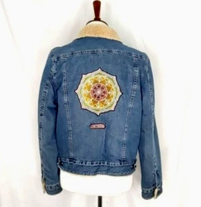 Gap Denim Sherpa Jacke M Blau Jeans Trucker Patch Namaste Mandala - Bild 1 von 8