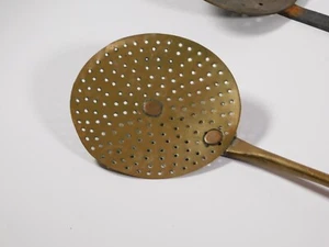 Paar handgehämmerte primitive Messing Kochen Skimmer 20" & 23" - Bild 1 von 9