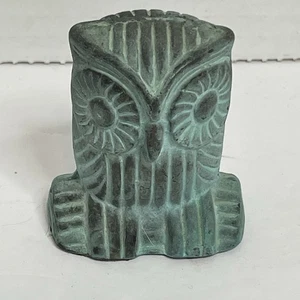 "Estatua de búho de latón en estatuilla de tronco 2"" pátina pesada estatuilla de colección pisapapeles" - Imagen 1 de 5