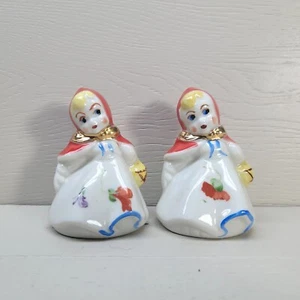 Agitadores vintage de porcelana sal y pimienta con capucha roja década de 1950 - Imagen 1 de 8