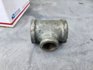 Reducing Tee NPT 1-1/4" x 3/4" x 1-1/4" Galvanized Malleable Iron Pipe Fitting - Picture 1 of 5