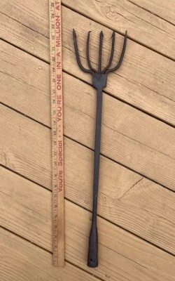 Herramienta de hierro de acero forjada a mano con cabeza de lanza de pesca en hielo de 5 dientes del siglo XIX Foto 1 de 4
