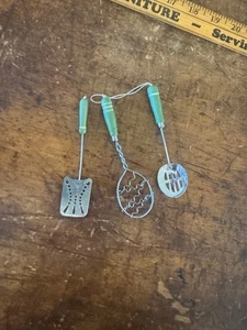 Juego de 3 piezas de utensilios de cocina miniatura vintage para niños alrededor de 1930-1940 - Imagen 1 de 3