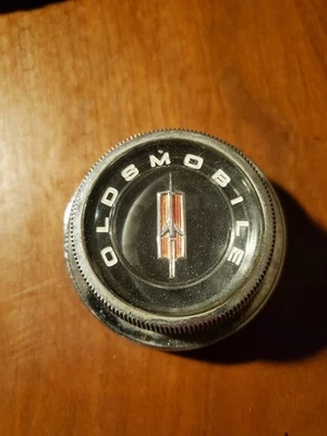 De colección 1965-66 Oldsmobile Starfire Jetstar Volante Tapa Central Bocina OEM Foto 1 de 4