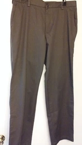 IZOD Herren Hosen braun 34" x 32" 4 Taschen lockere Passform 100 % Baumwolle Anzughose - Bild 1 von 3