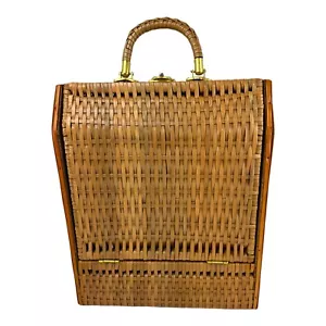 Cesta portadora de vino de mimbre ratán de colección con mango de metal dorado con cierre. ¡EXCELENTE! - Imagen 1 de 13