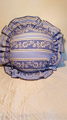 Французская деревенская/коттеджная подушка Sheridan с синим и белым узором круглая бывшая в употреблении - Изображение 1 из 4