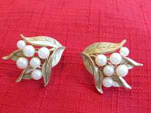 Vintage Crown Trifari Brushed Gold Faux Pearl & Leaf Clip Earrings - Picture 1 of 3