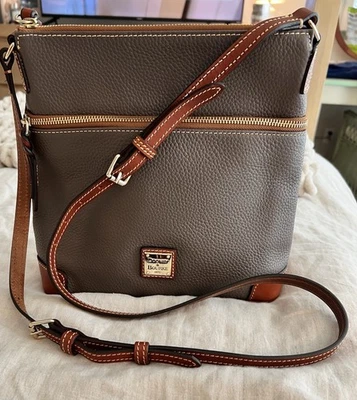 Bandolera Dooney & Bourke de cuero granulado - gris topo Foto 1 de 4