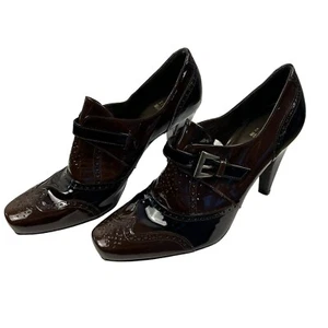 Stuart Weitzman Oxford Style brauner Lacklederpump mit Schnalle 4" Absatz Gr. 10M - Bild 1 von 11