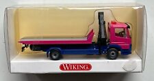 Q363 WIKING 1:87 LKW MB Atego Abschleppwagen m. Ladekran OVP pink/blau 6360335