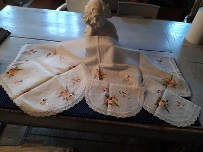 linge vintage - chemin de table napperon et demi napperons brodé  fleurs - Photo 1/4