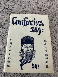 1950s Confucius Say Humorous Ironic Booklet PB 1st Edition 250 Quotes - Imagen 1 de 3