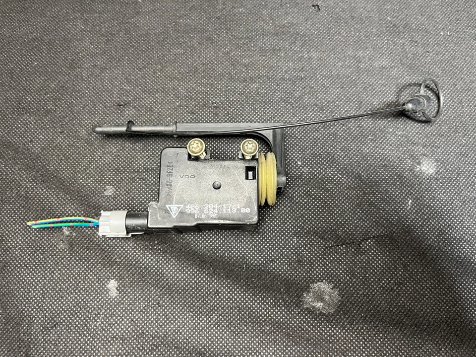 Привод Porsche Boxster S 986, замок спуска двери топливного газа 99662411300 - Изображение 1 из 1