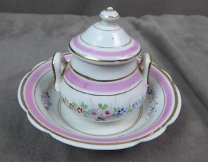 SOUPIERE en PLAT CREUX, de POUPEE, anciens, en porcelaine. - Photo 1/9