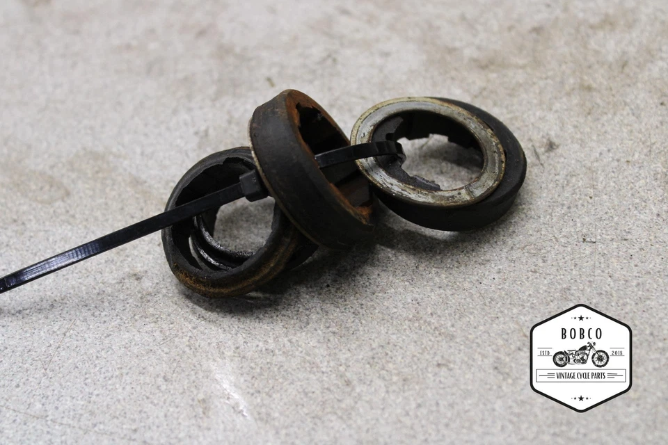 1974 Honda CB125S ALMOFADAS DE BORRACHA PARA FARÓIS I15-4528.PV - Imagem 1 de 3