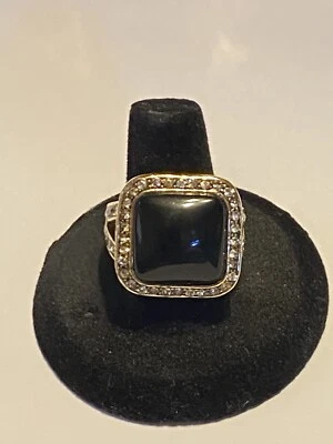 Anillo de cóctel Monet dorado con marco de diamantes de imitación cuadrado negro, talla 8 Foto 1 de 4