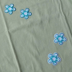 grünes Langarmshirt, Größe 98/104, türkise Blumen Aufnäher mit Herz, Mädchen - Bild 1 von 4